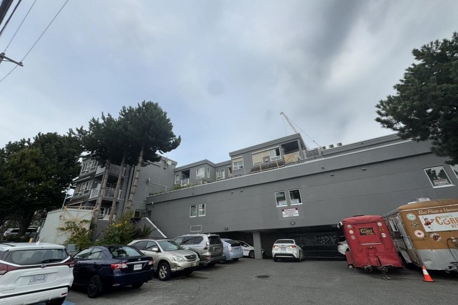 302 688 E 56th Avenue Vancouver, BC - 16