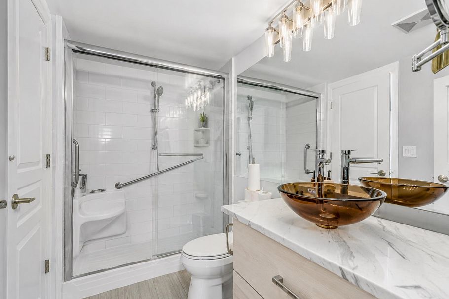208 333 E 1st Street North Vancouver, BC - 10