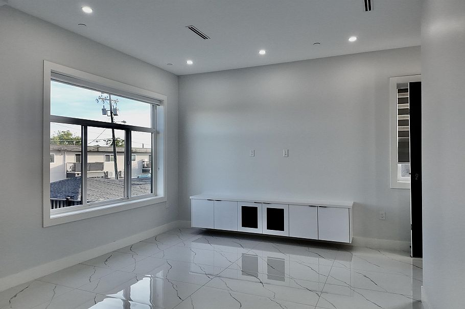 1328 E 64th Avenue Vancouver, BC - 3