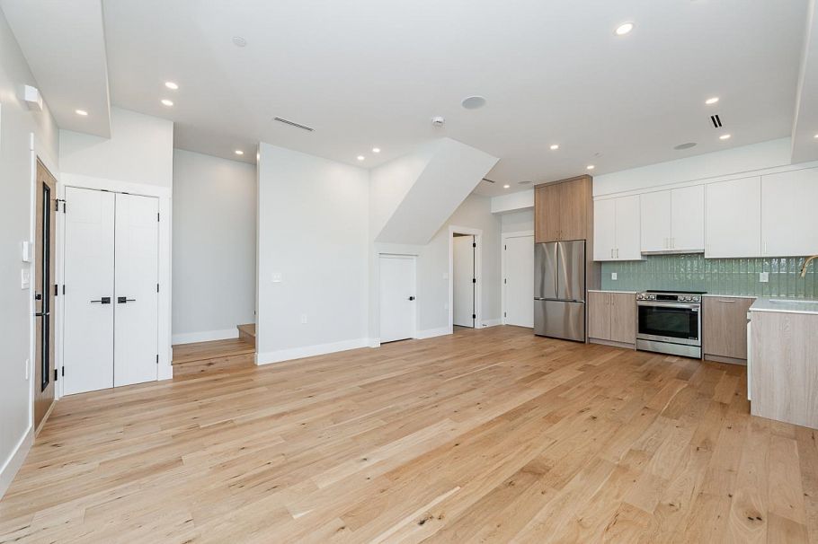 2 678 E 22nd Avenue Vancouver, BC - 1