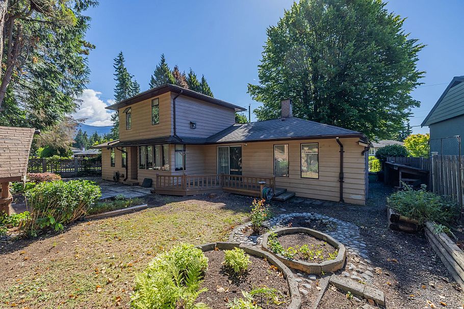 2495 Lauralynn Drive North Vancouver, BC - 1