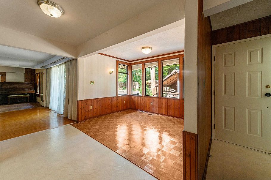 2495 Lauralynn Drive North Vancouver, BC - 37