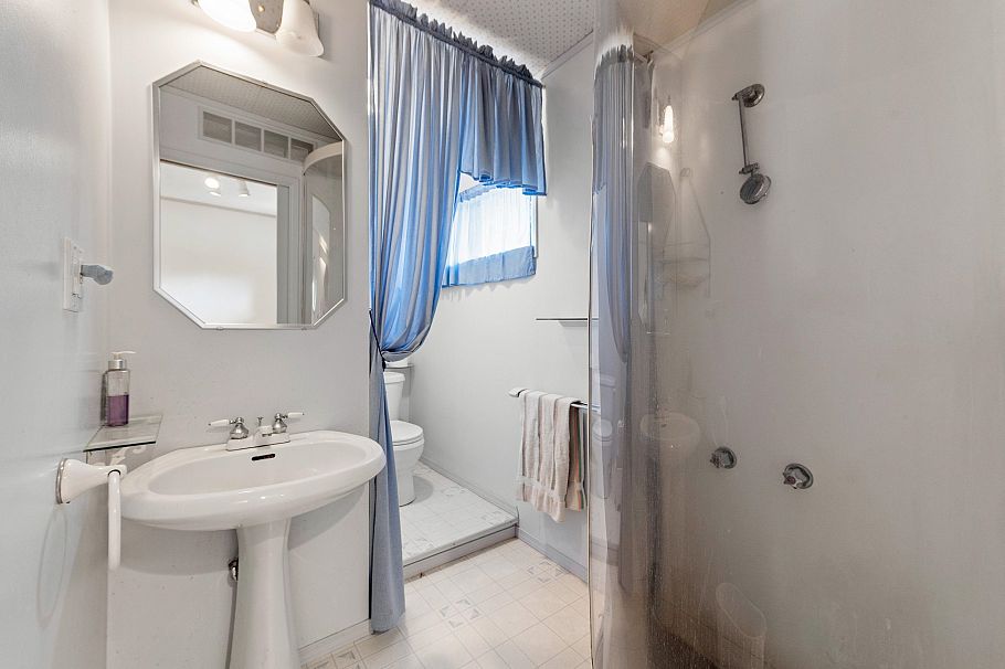 2495 Lauralynn Drive North Vancouver, BC - 30
