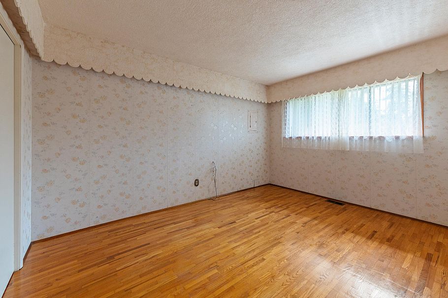 2495 Lauralynn Drive North Vancouver, BC - 25