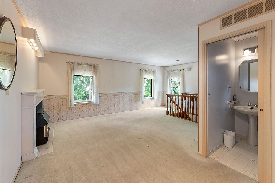 2495 Lauralynn Drive North Vancouver, BC - 32