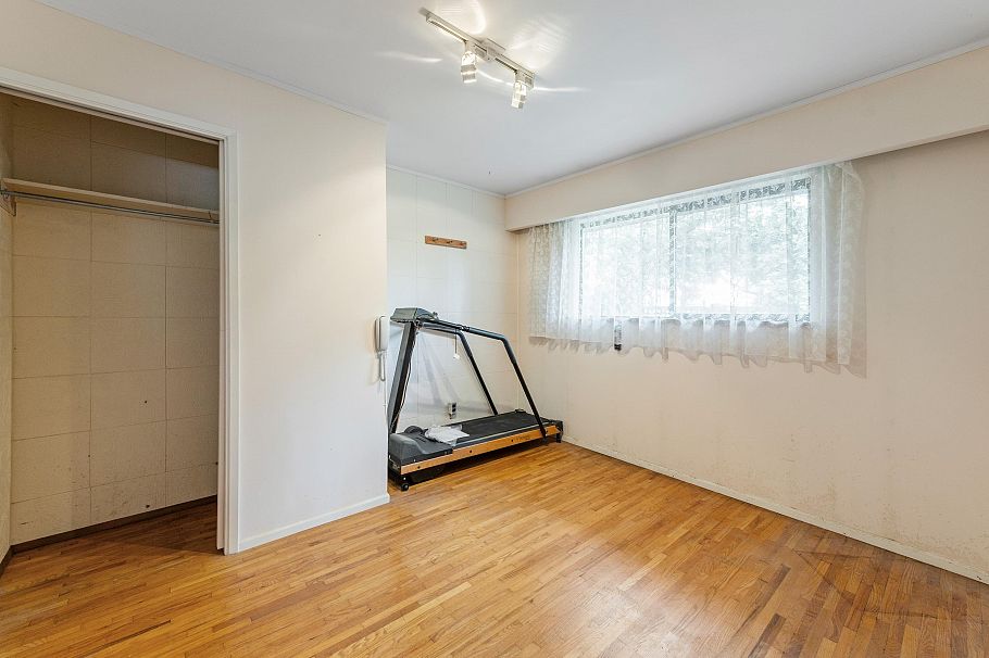 2495 Lauralynn Drive North Vancouver, BC - 24