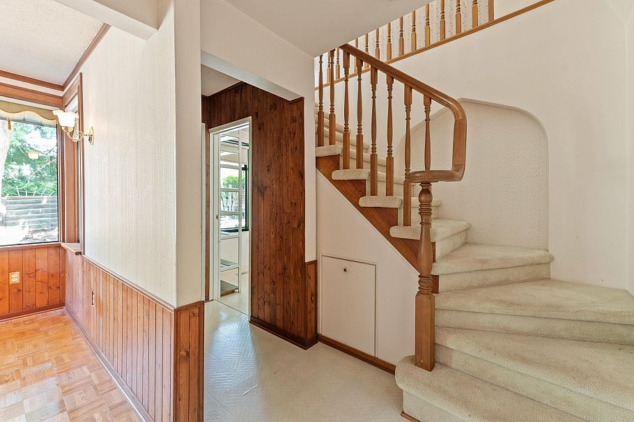 2495 Lauralynn Drive North Vancouver, BC - 38