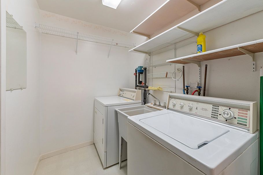 2495 Lauralynn Drive North Vancouver, BC - 31