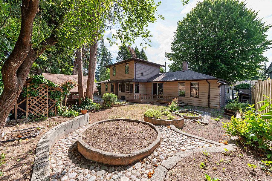 2495 Lauralynn Drive North Vancouver, BC - 10