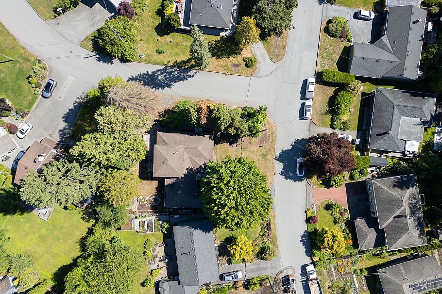 2495 Lauralynn Drive North Vancouver, BC - 2
