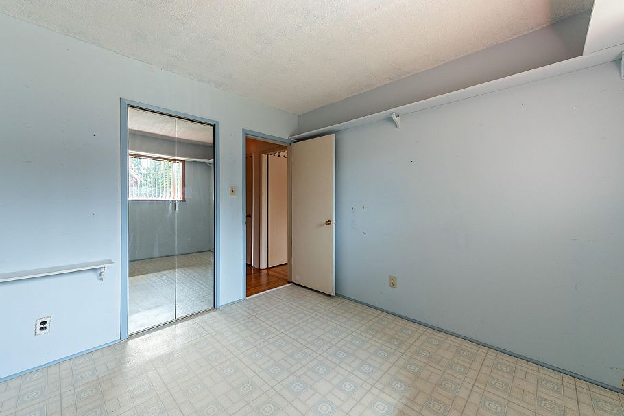 2495 Lauralynn Drive North Vancouver, BC - 27