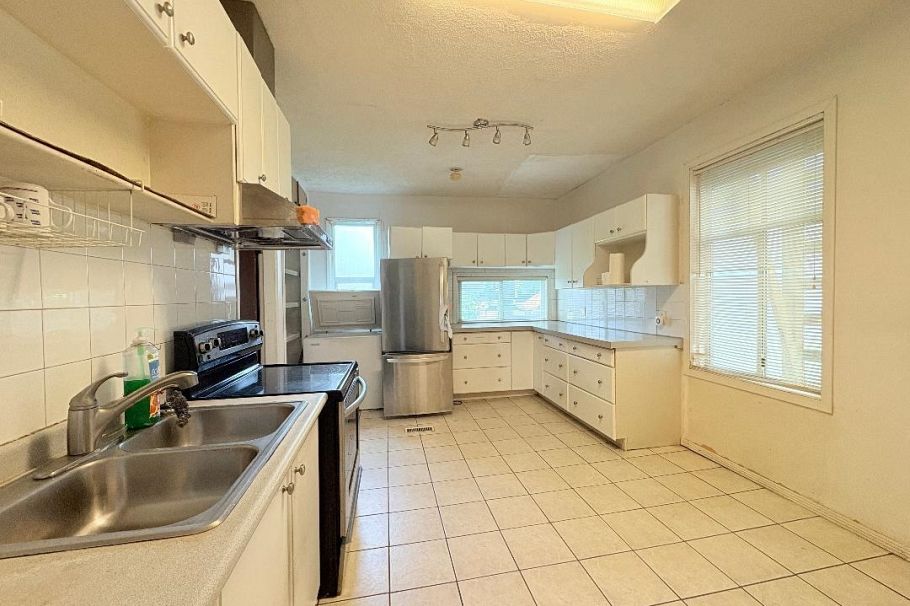 3034 Glen Drive Vancouver, BC - 7