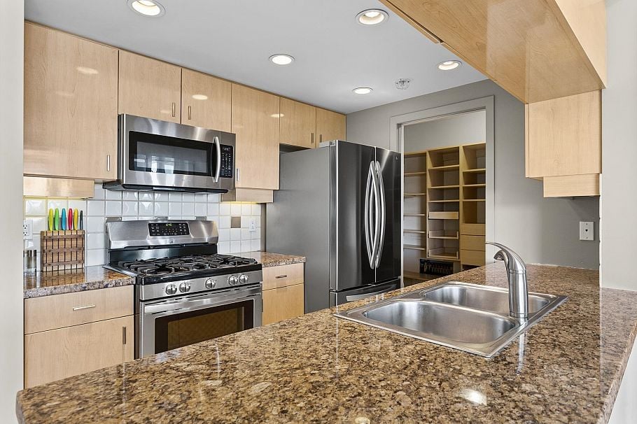 2505 1033 Marinaside Crescent Vancouver, BC - 7