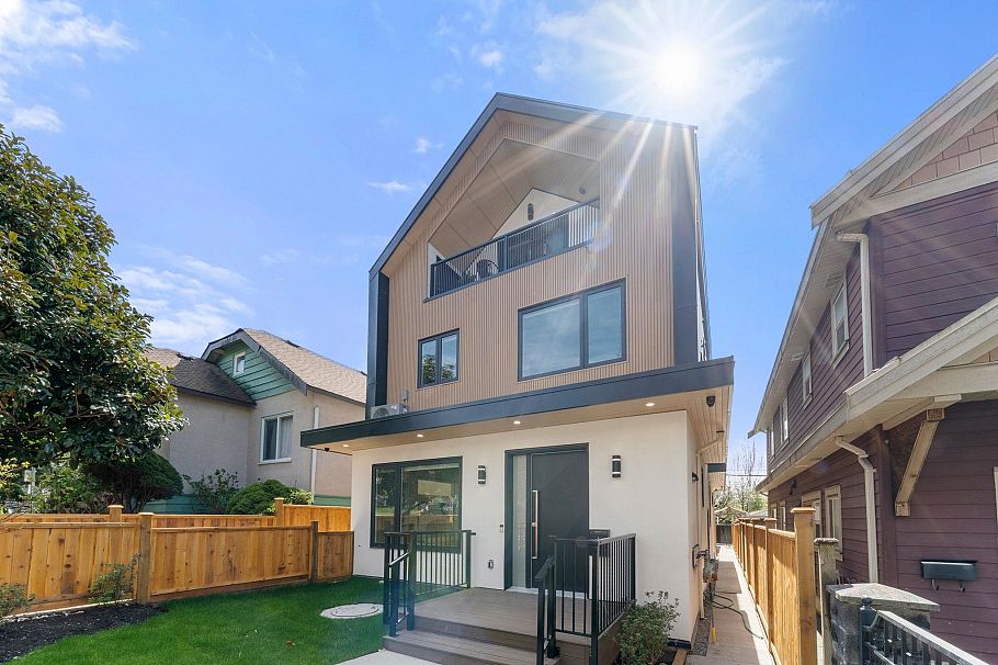 1 1582 E 2nd Avenue Vancouver, BC - 1