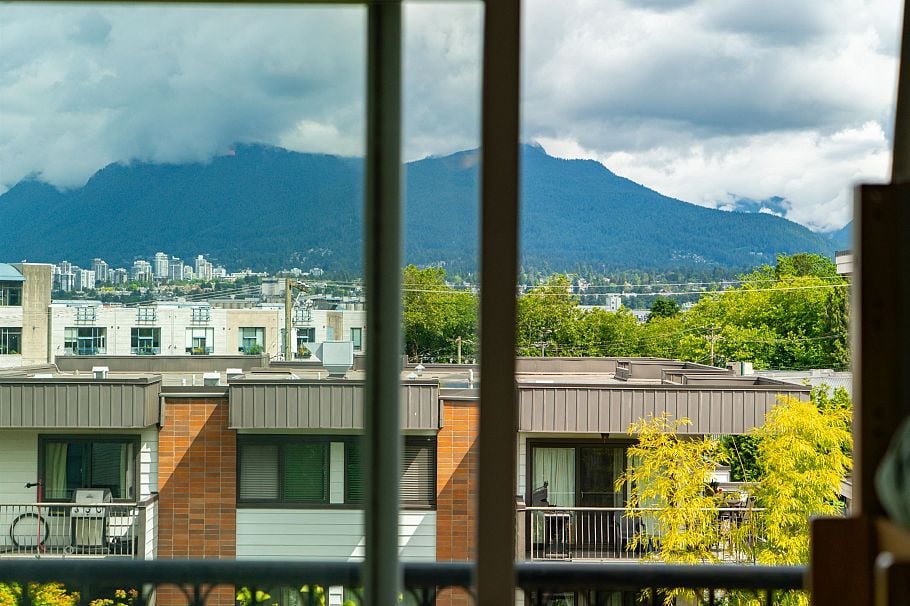 2042 Triumph Street Vancouver, BC - 25