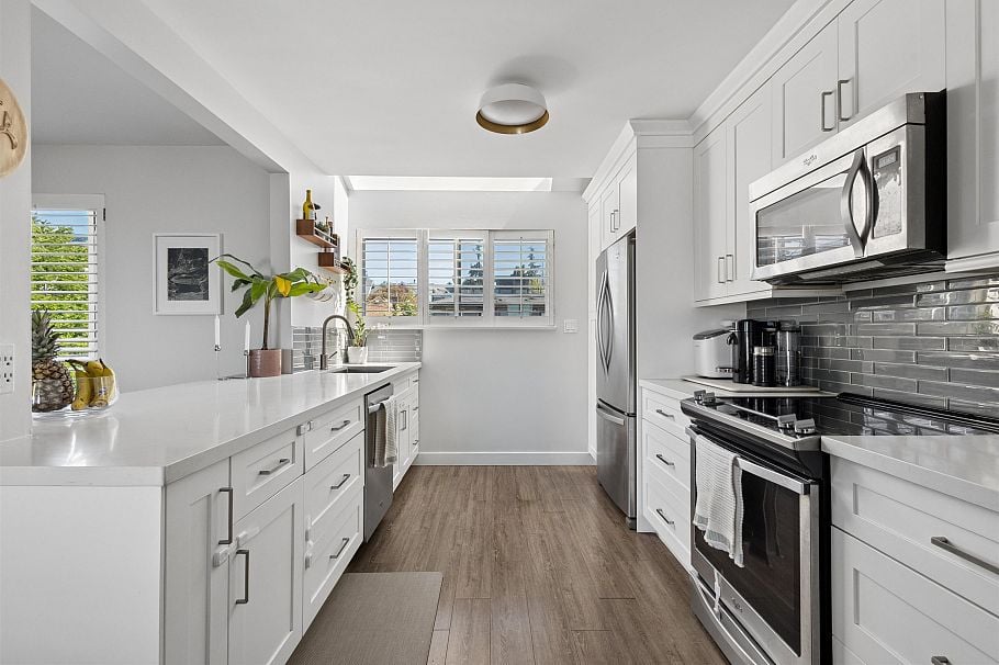 3 270 E 3rd Street North Vancouver, BC - 3