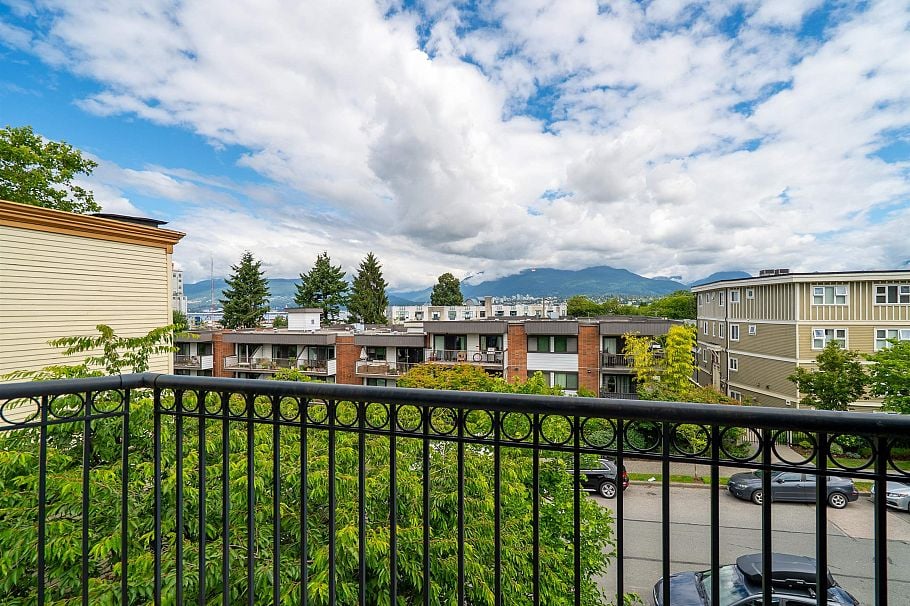 2042 Triumph Street Vancouver, BC - 36