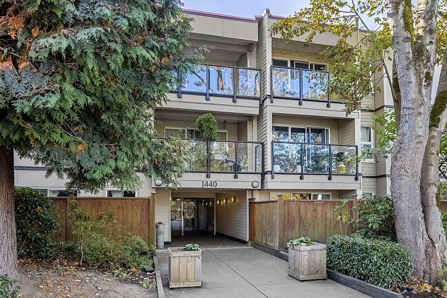 211 1440 E Broadway Vancouver, BC - 1