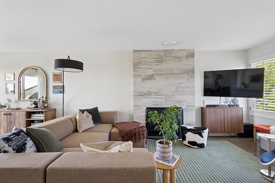 3 270 E 3rd Street North Vancouver, BC - 2