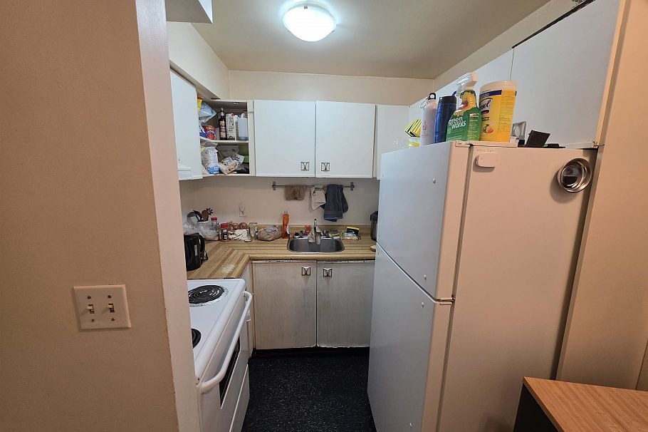 211 1440 E Broadway Vancouver, BC - 5