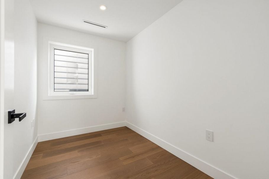 1 950 W 17th Avenue Vancouver, BC - 17