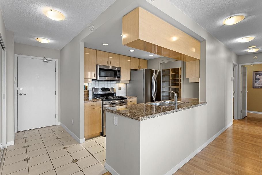 2505 1033 Marinaside Crescent Vancouver, BC - 6