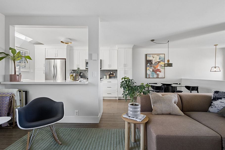 3 270 E 3rd Street North Vancouver, BC - 1