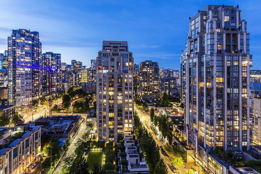 2002 1295 Richards Street Vancouver, BC - 1