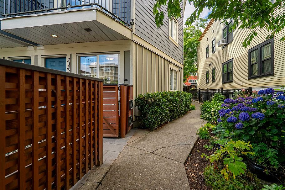 2042 Triumph Street Vancouver, BC - 40
