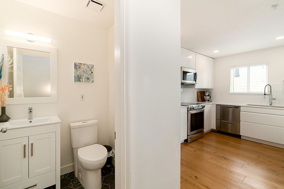 2042 Triumph Street Vancouver, BC - 8