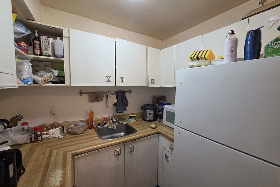 211 1440 E Broadway Vancouver, BC - 4