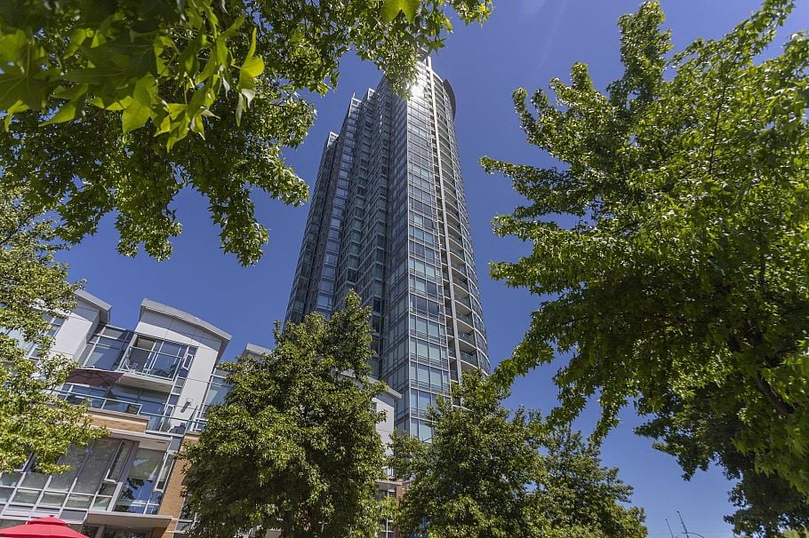 2505 1033 Marinaside Crescent Vancouver, BC - 1