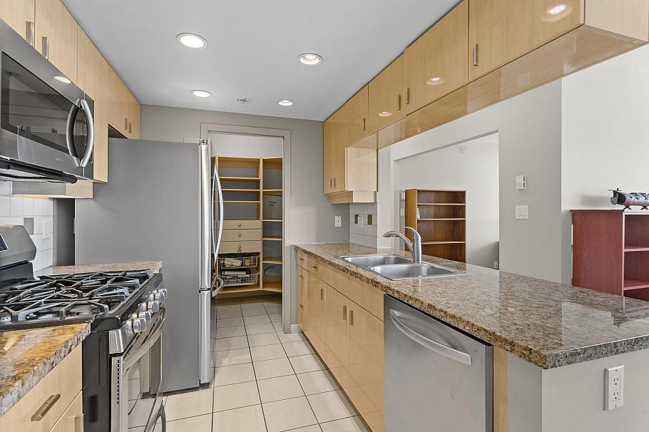 2505 1033 Marinaside Crescent Vancouver, BC - 8