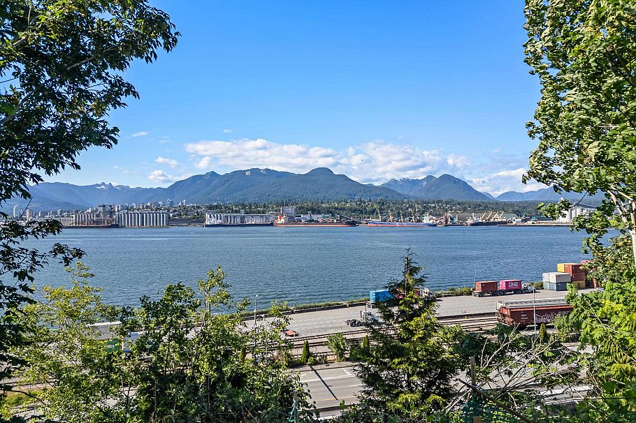 2497 Wall Street Vancouver, BC - 5
