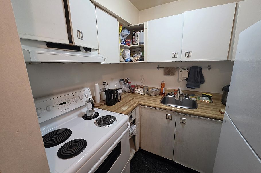211 1440 E Broadway Vancouver, BC - 3