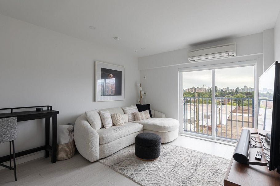 321 1120 E Georgia Street Vancouver, BC - 2