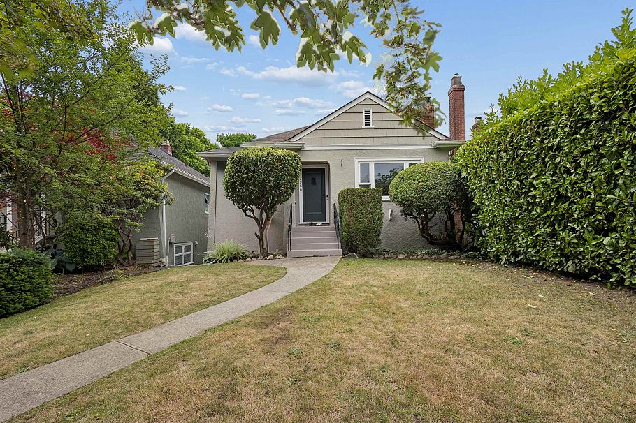 2966 W 33rd Avenue Vancouver, BC - 25