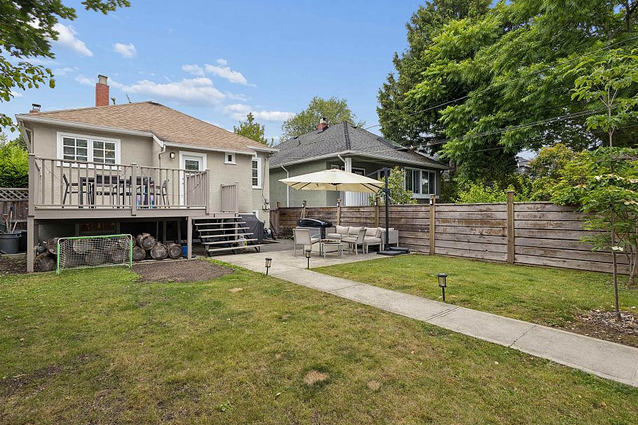2966 W 33rd Avenue Vancouver, BC - 33