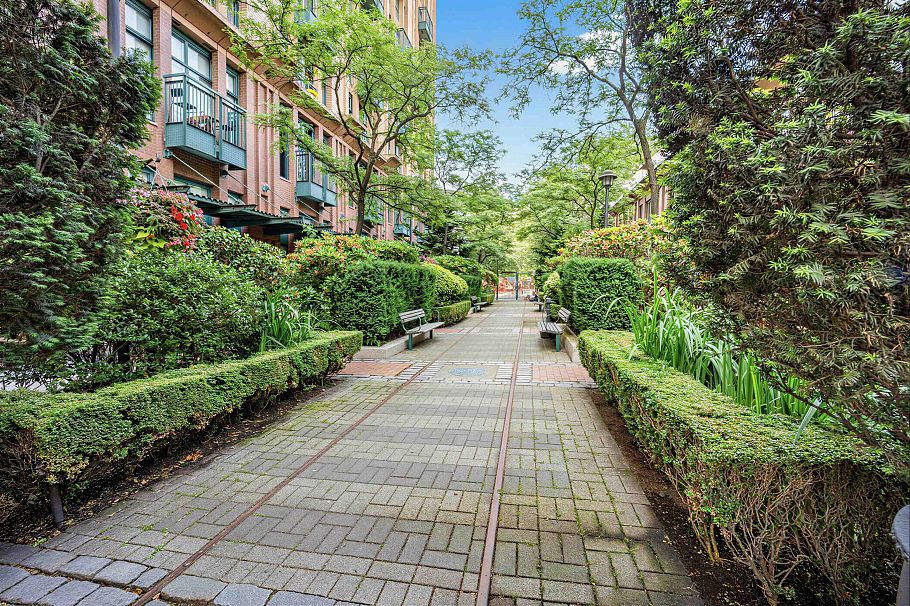302 22 E Cordova Street Vancouver, BC - 3