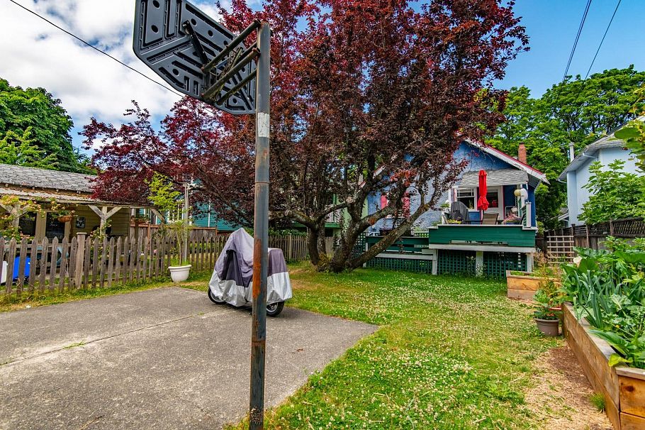 3346 W 11th Avenue Vancouver, BC - 16