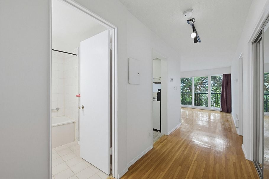 301 2125 W 2nd Avenue Vancouver, BC - 2