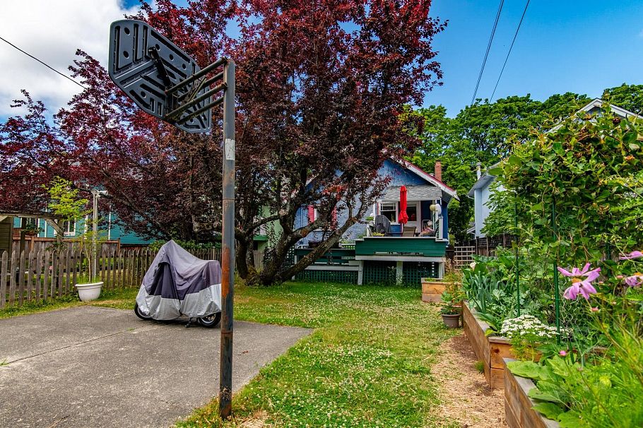 3346 W 11th Avenue Vancouver, BC - 8