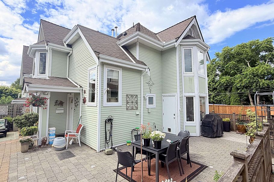 1015 St. Andrews Avenue North Vancouver, BC - 1