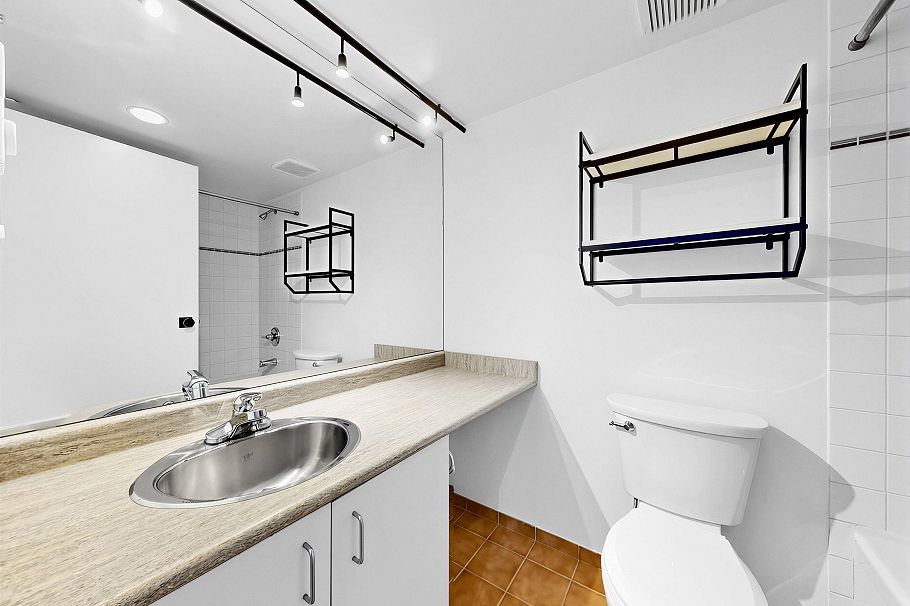 302 22 E Cordova Street Vancouver, BC - 23