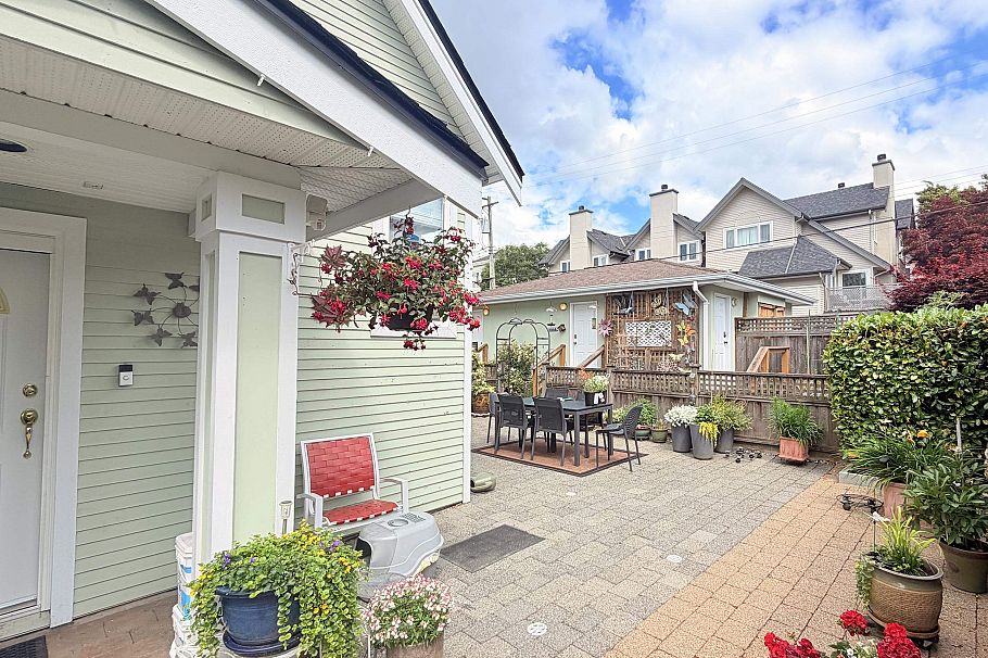 1015 St. Andrews Avenue North Vancouver, BC - 2