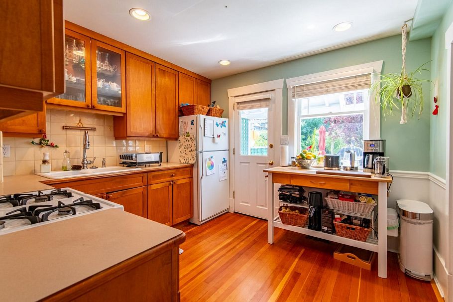 3346 W 11th Avenue Vancouver, BC - 9