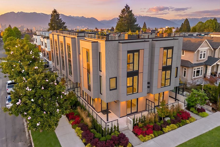 595 W 29th Avenue Vancouver, BC - 2