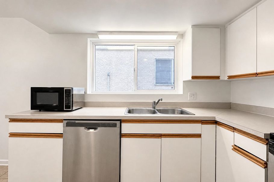 3578 W 15th Avenue Vancouver, BC - 32