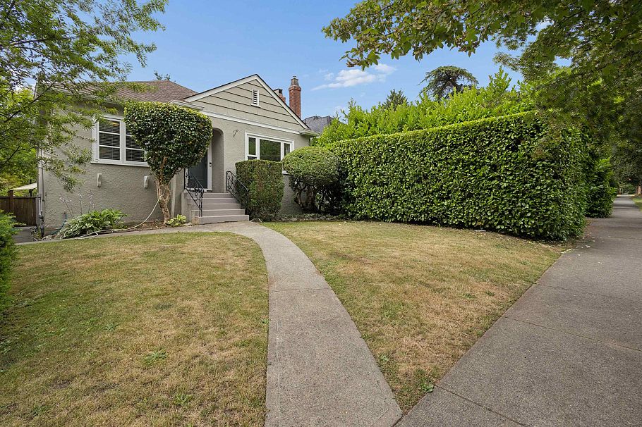 2966 W 33rd Avenue Vancouver, BC - 24