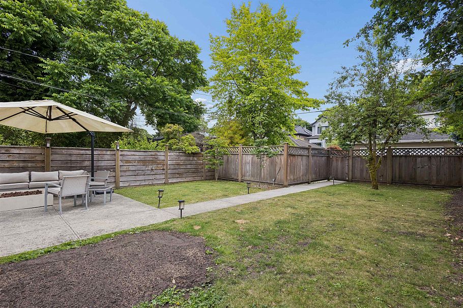 2966 W 33rd Avenue Vancouver, BC - 34